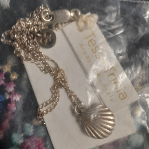 TESS + TRICIA SILVER SHELL PENDANT NECKLACE nwt - Picture 3 of 3
